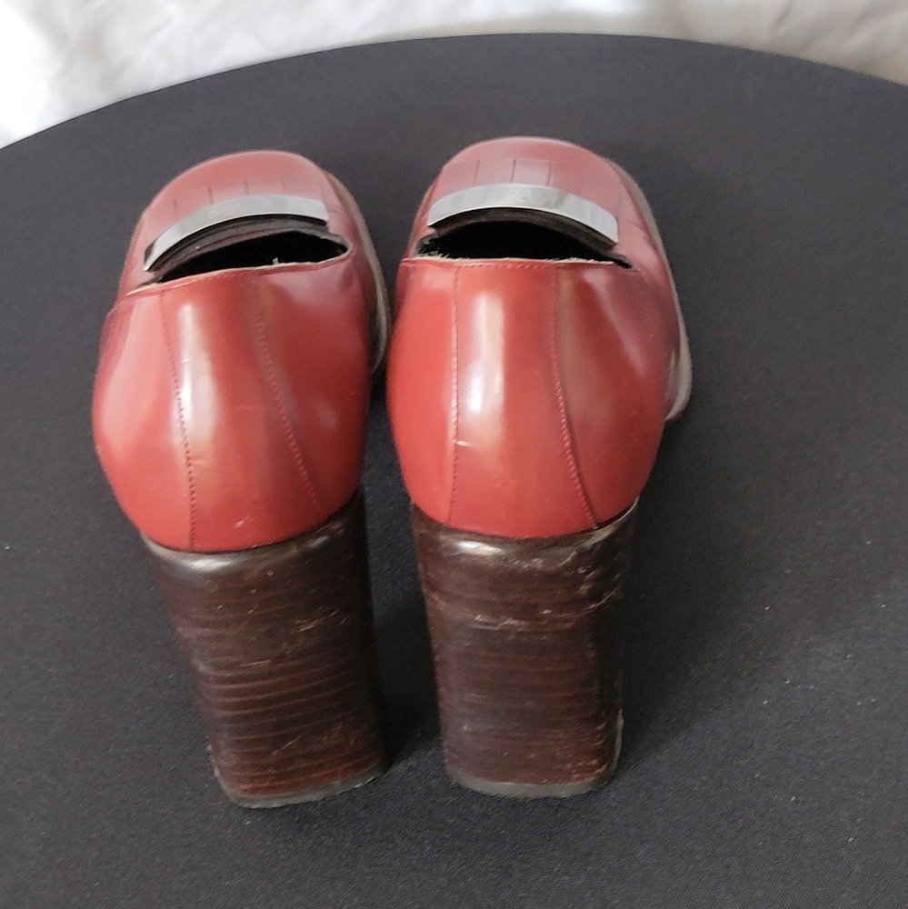 Red/burgundy size  8.5 leather Gucci pumps